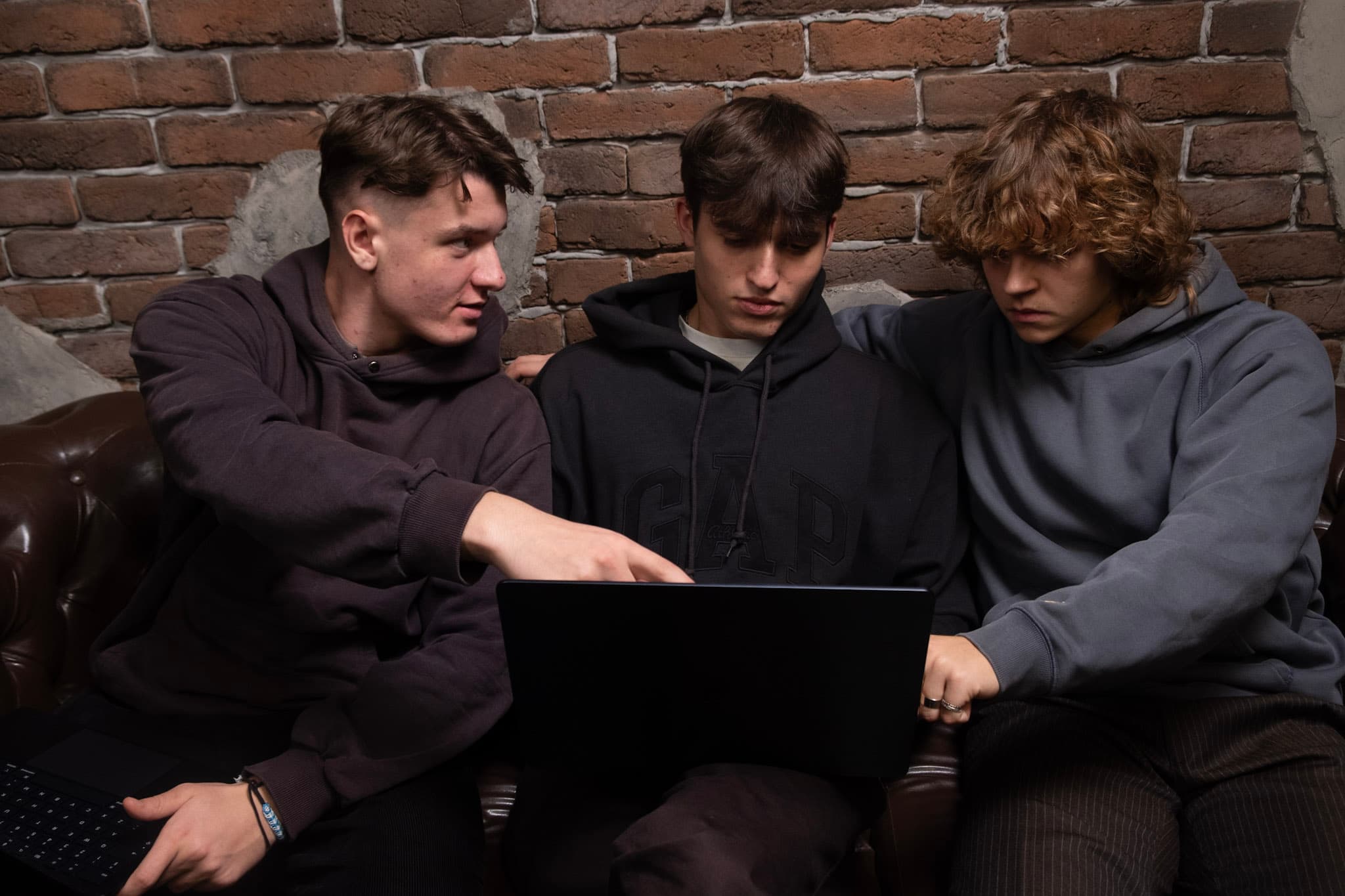 Jak zastąpiliśmy drogie sesje zdjęciowe profesjonalną produkcją AI dopasowaną do branży medycyny estetycznej?